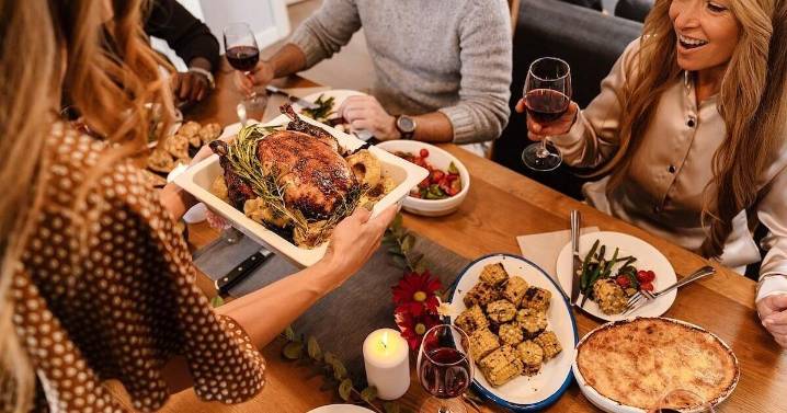 How to Enjoy Holiday Meals Without Feeling Stuffed All Day