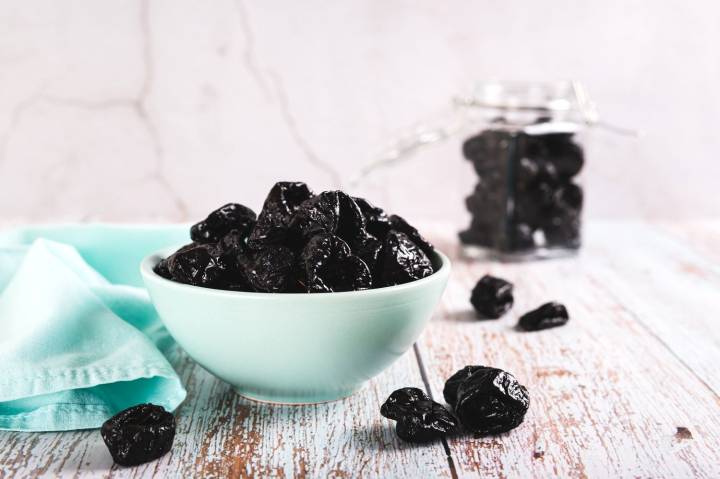The Best Time to Eat Prunes for Weight Loss, Digestion, and Energy