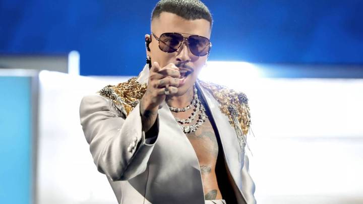 Rauw Alejandro Plays 'Cosa Nuestra' Medley at 2025 Latin Grammys