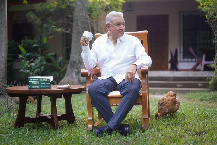 AMLO reaparece y presenta su nuevo libro ‘Grandeza’