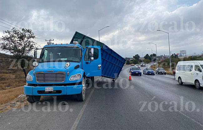 Contenedor se desprende de tráiler en plena curva y paraliza un carril en la Saltillo