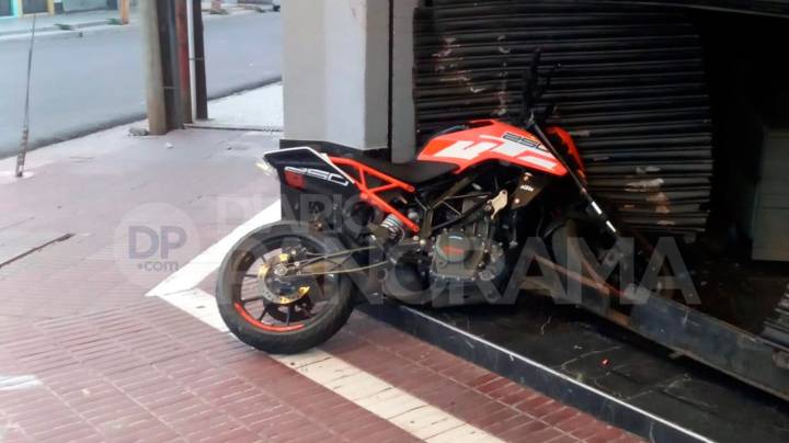 Termas: perdieron el control de la moto y terminaron contra la puerta de un comercio