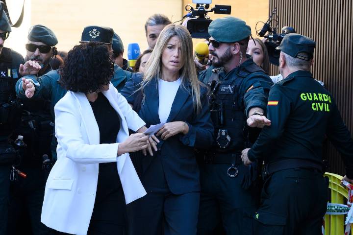 Maribel Vilaplana llega al juzgado de Catarroja en medio de gritos de las víctimas: “¡Cuenta toda la verdad!”