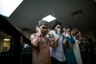 Prohibido ir a clase con velo y o rezar en calles y parques: Quebec redobla su apuesta por la laicidad