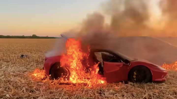 Influencer que incendió su Ferrari para un video viral fue arrestado en Estados Unidos