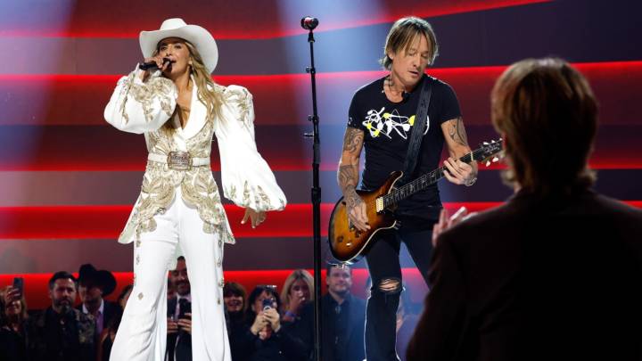 Lainey Wilson Opens 2025 CMA Awards With Keith Urban, Monologue