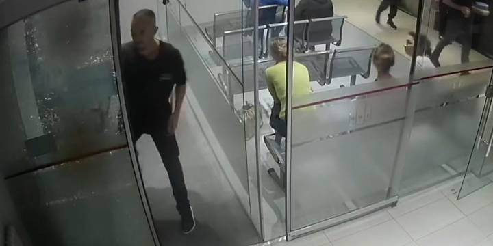 Ataque de furia en La Plata: la clínica entregó a la Policía los datos del agresor, que continúa prófugo