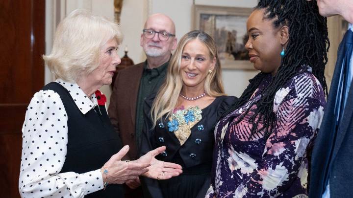 Sarah Jessica Parker y la reina Camilla lucen la falda larga más elegante que es tendencia en otoño 2025