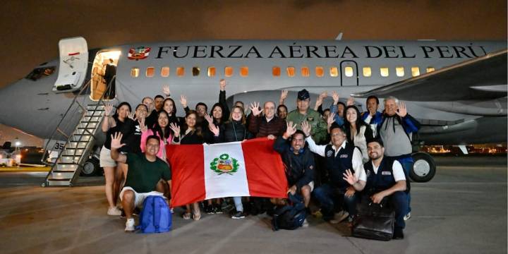 24 peruanos fueron repatriados de Jaimaica con el avión presidencial