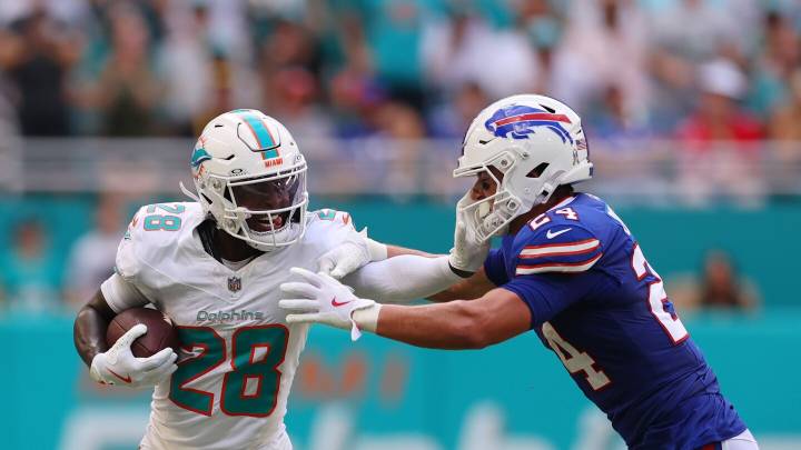 De'Von Achane runs for 174, Dolphins upset Bills, 30