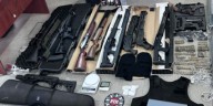 En Rosario secuestraron un arsenal con fusiles semiautomáticos y hay ocho detenidos