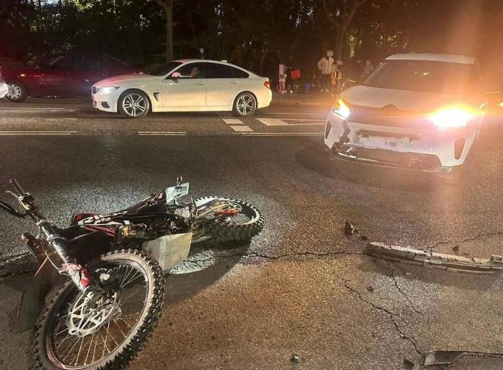 Un motorista de 17 años resulta herido tras un accidente