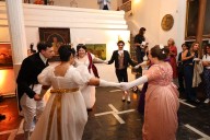 Baile del siglo XIX, vestidos de época y fanáticas en honor a Austen