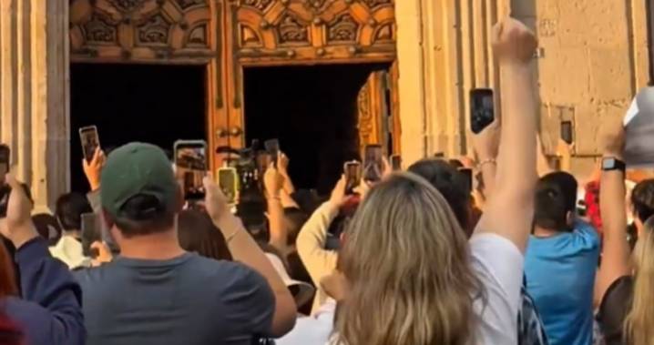 VIDEOS: Encapuchados queman Palacio en Michoacán; identifican a líderes de PRI y PAN