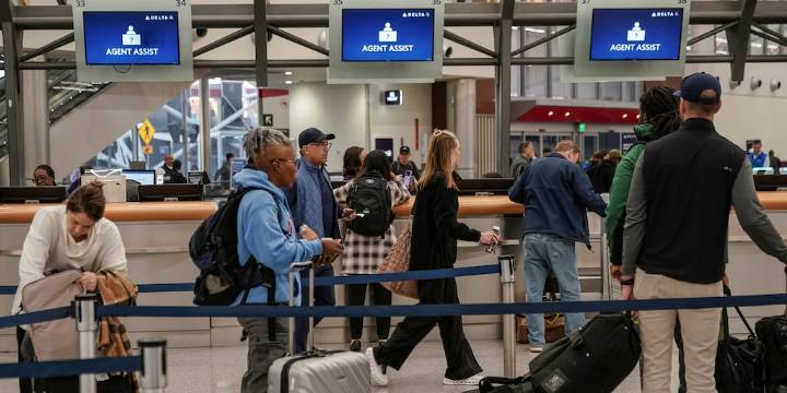 Las claves de la reducción del 10% en los vuelos de los aeropuertos estadounidenses causada por el cierre del gobierno