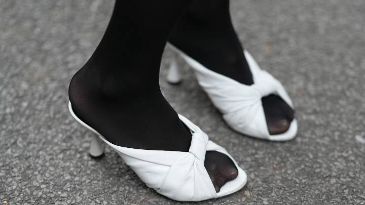 Cómo llevar zapatos de abuela, ballerinas, pumps, kitten, slingback y más con calcetines de forma elegante en invierno 2025