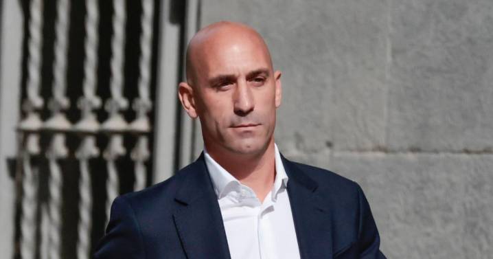 Primeras imágenes del libro de Luis Rubiales y su nueva vida lejos del foco