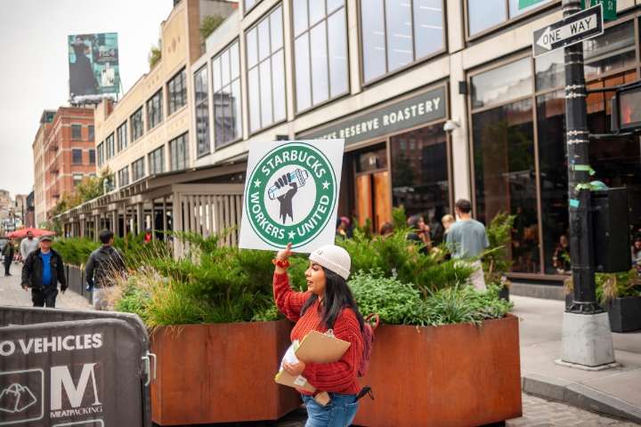 Trabajadores de Starbucks inician huelga por mejoras en su contrato laboral