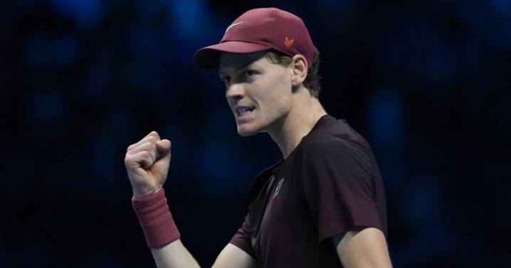 Jannik Sinner vence a Carlos Alcaraz y es bicampeón de las ATP Finals
