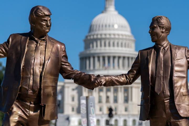 Correos electrónicos de Jeffrey Epstein señalan que Trump convivió con chicas a quienes él prostituía