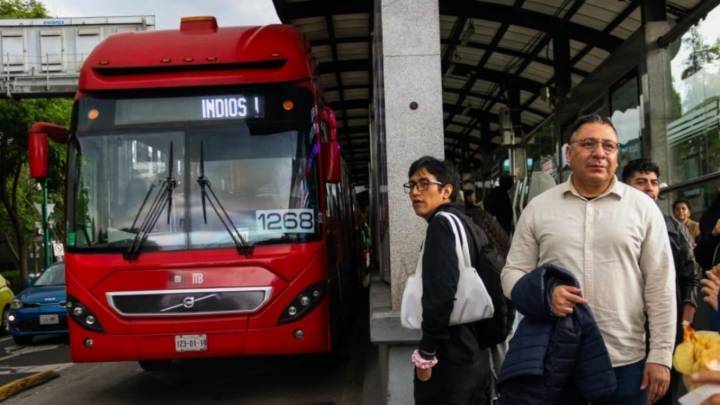 Metrobús choca contra camioneta sobre Insurgentes y deja 7 heridos