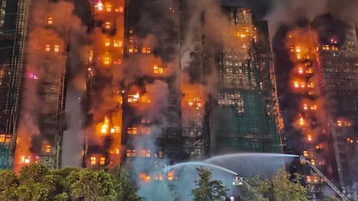 Un incendio devora varios edificios residenciales en Hong Kong