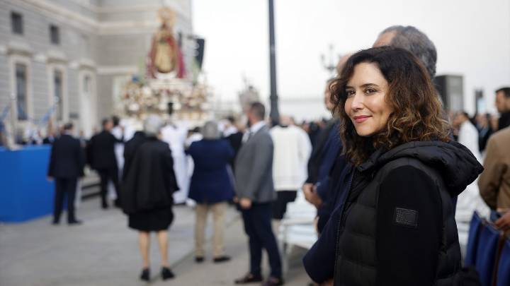 Ayuso recibe el alta tras abandonar en ambulancia la Misa de la Almudena