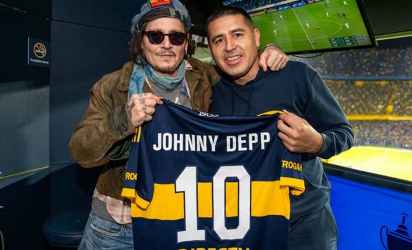 VIDEO.- En La Bombonera pasó de todo: Johnny Depp, el uruguayo que encontró la camiseta de Russo y un gesto emotivo
