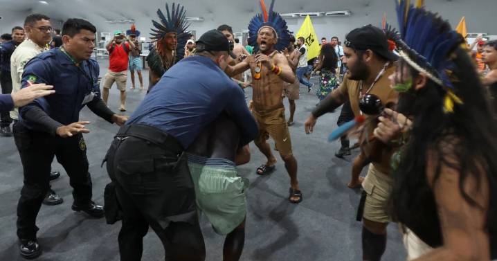 ¡Irrumpen en conferencia de ONU! Manifestantes entran a sede de la COP30, se enfrentan a seguridad en Brasil