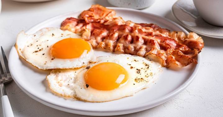 Get perfectly cooked fried eggs without flipping by adding 1 item to pan