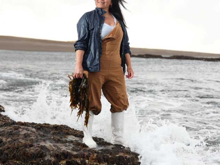 La señora de las algas: le da pelea a una especie invasora de la manera más original