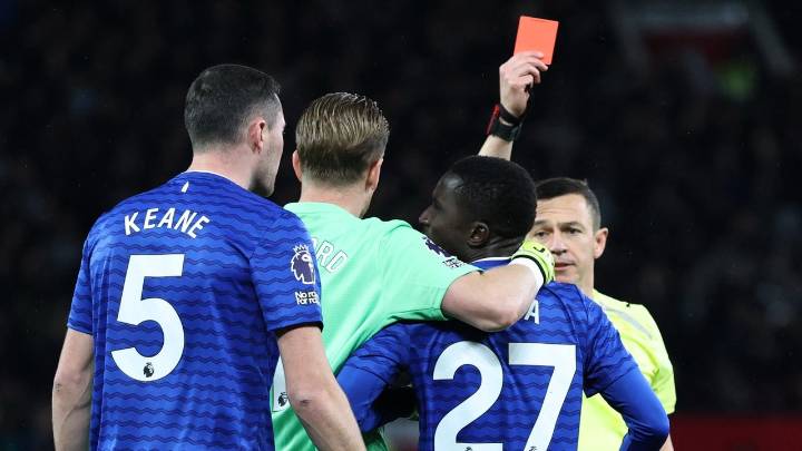 Futbolista del Everton protagonizó insólita expulsión tras agredir a su compañero de equipo en pleno partido