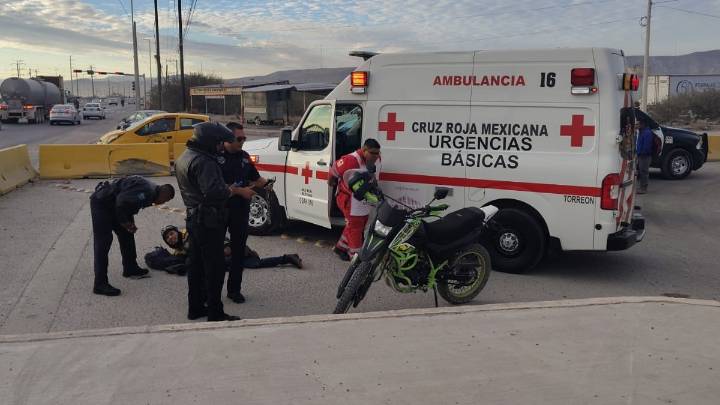 Joven termina con fractura expuesta tras ser impactado por camioneta en carretera Mieleras