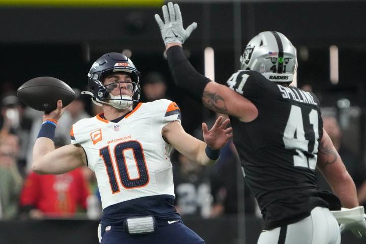 Deadspin | Week 10 TNF: Raiders-Broncos Preview, Props, Prediction