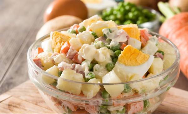 Receta de Paulina Cocina de ensalada rusa tradicional, fácil y refrescante