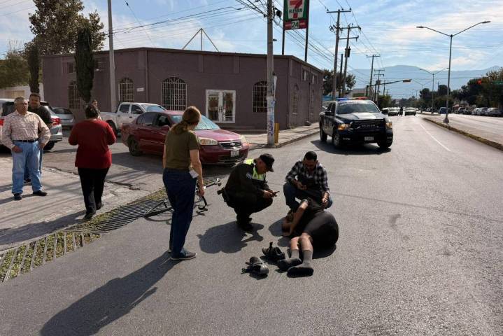 Saltillo: imprudente conductora arrolla a ciclista tras ignorar señal de ‘alto’