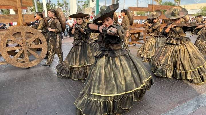 Alumnos del Colegio Royal deslumbran en el desfile de la Revolución Mexicana en Nuevo Laredo