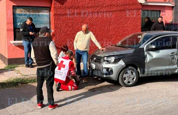 Impacta auto estacionado y lesiona a adulta mayor