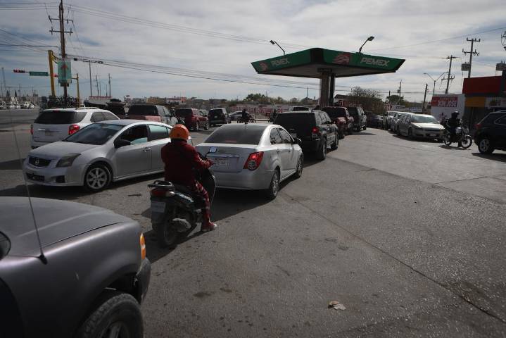 Por si las dudas, llenan fronterizos tanques de sus vehículos