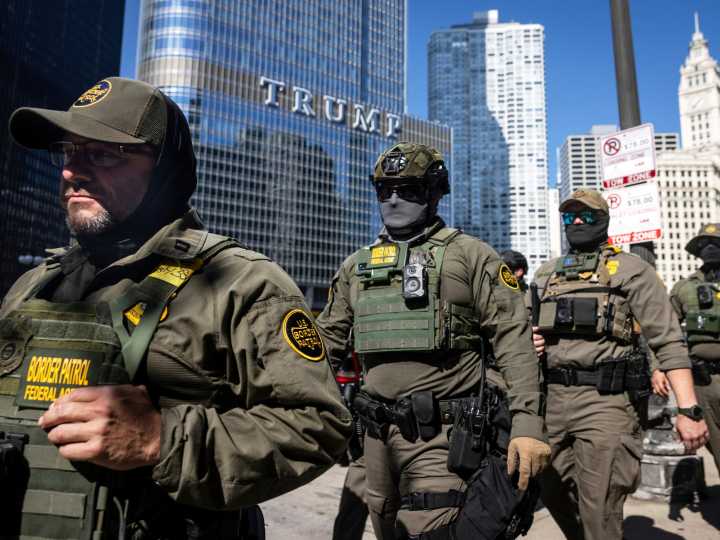 El ICE frena una decisión que beneficia a inmigrantes latinos detenidos y protege a sus agentes