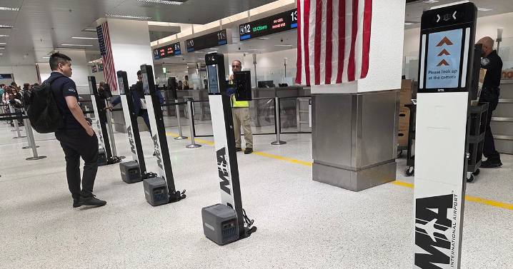Aeropuerto Miami despliega mayor servicio de control automatizado de pasaportes del país