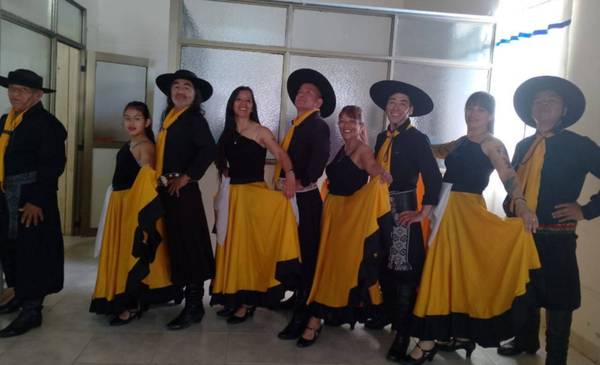 A puro folklore y pericón en las plazas