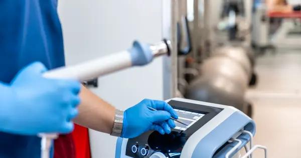 Anticorrupción inhabilita y multa a empresa de equipo médico