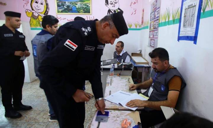 Fuerzas de seguridad y desplazados comienzan a votar en elecciones parlamentarias de Irak