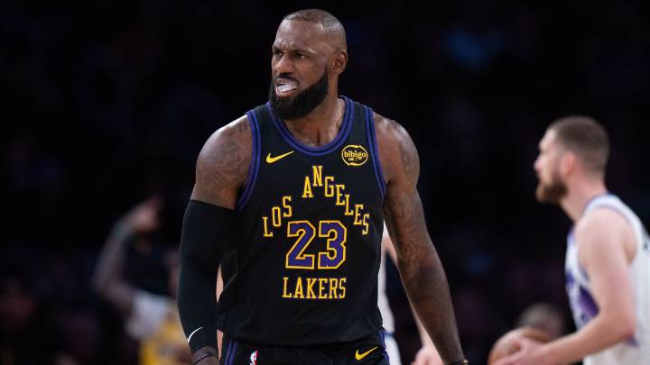 Lakers’ LeBron James has double-double in season debut