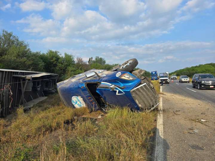 Alerta: Circulación parcialmente suspendida en la Carretera Federal 101 por volcadura de tráiler