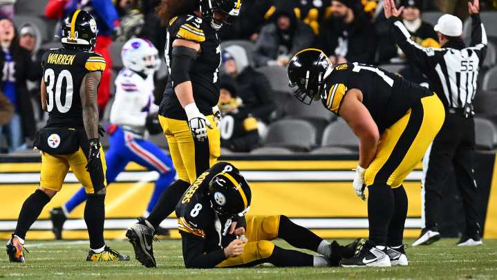 Aaron Rodgers leaves game after being bloodied against Bills