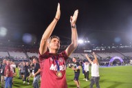 "No miré los penales". El DT racional que cedió a la cábala y festejó su primer título: Pellegrino, el padre de Lanús campeón