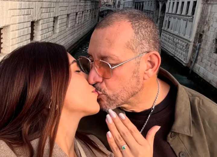 El Flaco Solórzano anuncia boda con su novia 27 años menor