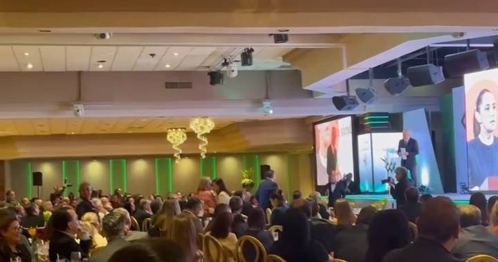 Abuchean empresarios a Cruz Perez Cuellar en evento del CCE